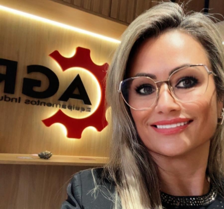 Homem apertando a mão de uma pessoa